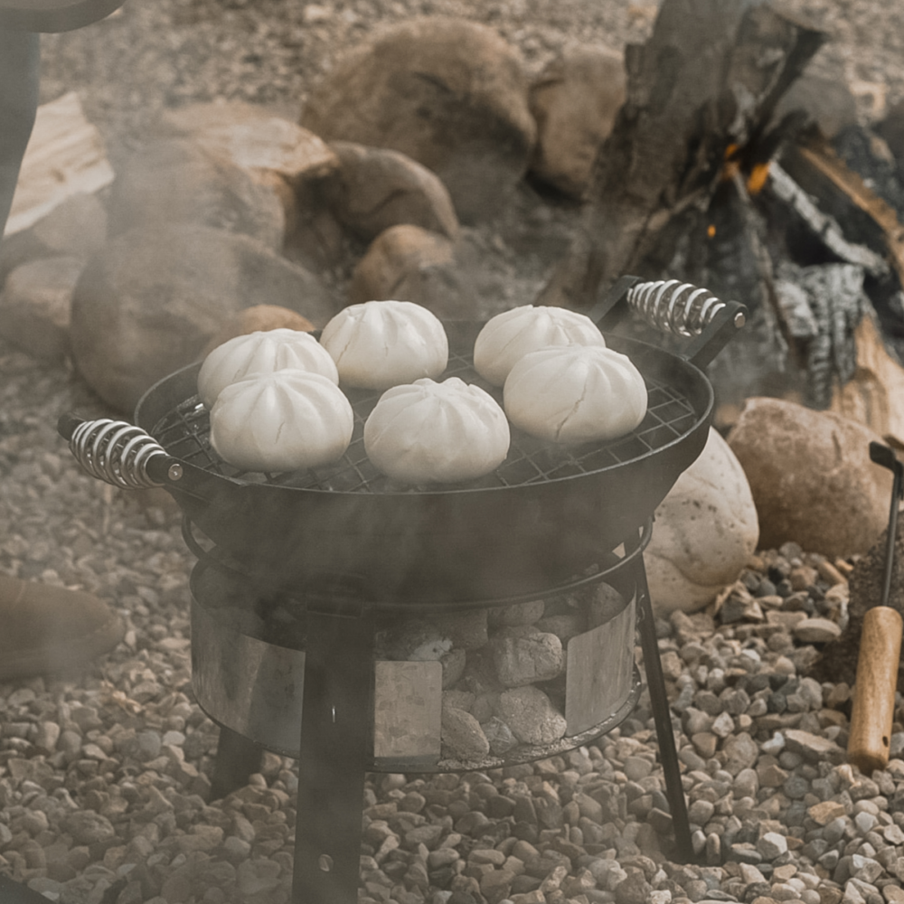 Brood bakken op een outdoor gietijzeren oven van Barebones