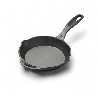 Bovenaanzicht gietijzeren skillet pan met handvat