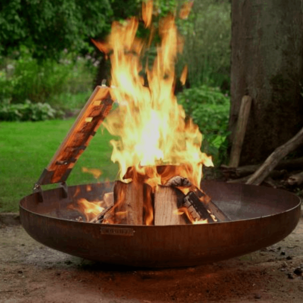 Vuurschaal cortenstaal (Ø 60 cm) met, boilingboard en vlammen in de tuin