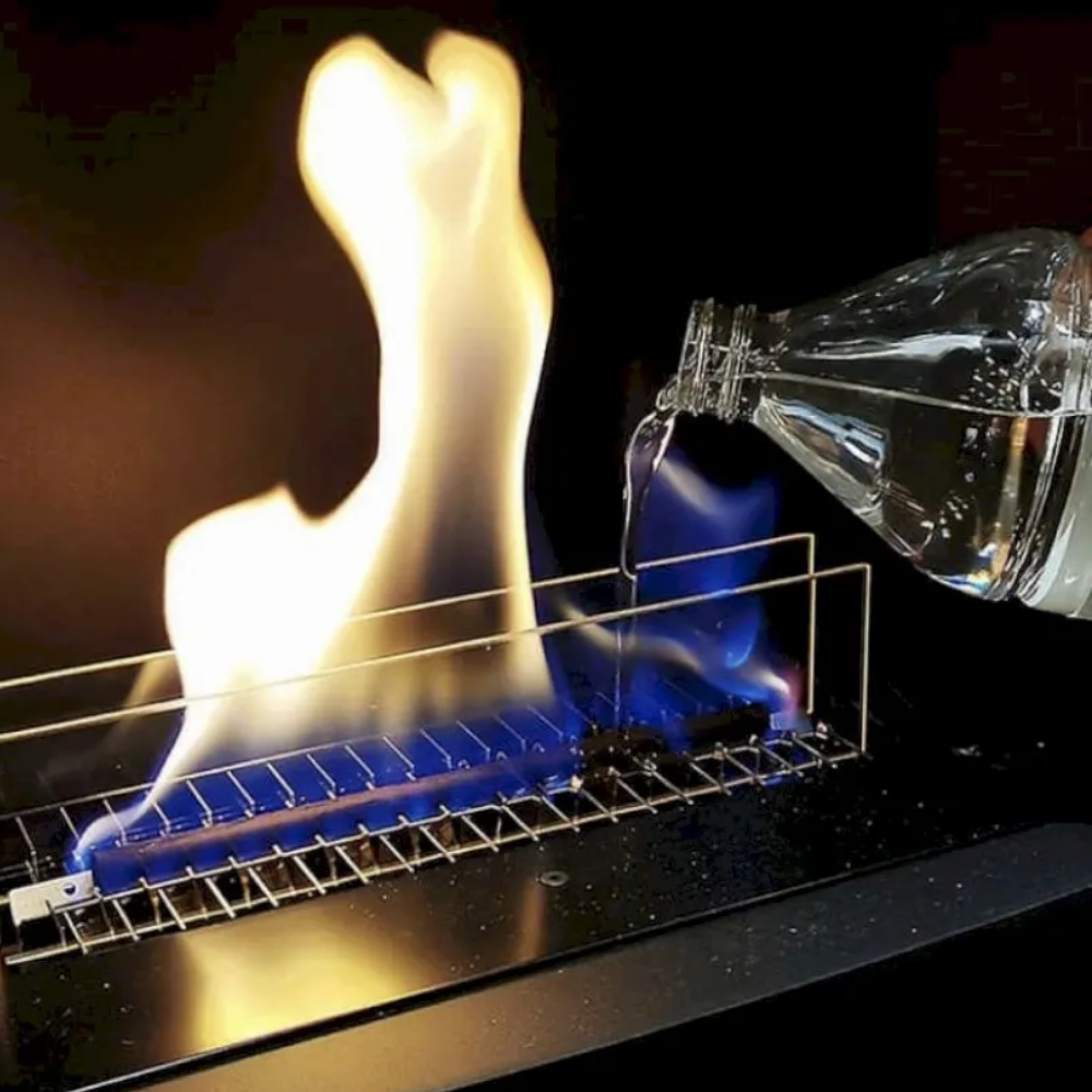 Tenderfuel brandstof van Tenderflame bijgevuld in een tafelhaard met dansende vlammen